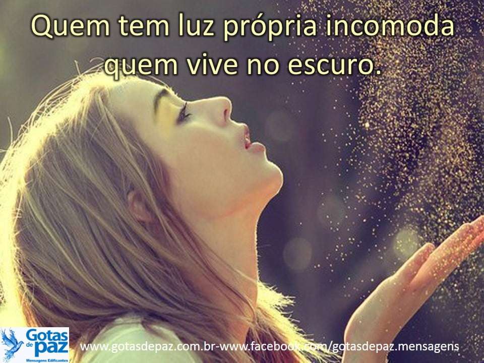 Quem é Que Tem Luz Mas Só Vive No Escuro